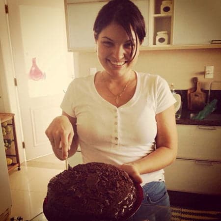 NA COZINHA - Suzana Oltramari se dá bem na cozinha e um de seus hobbys é fazer gostosuras, como esse bolo de chocolate, para os filhos. 