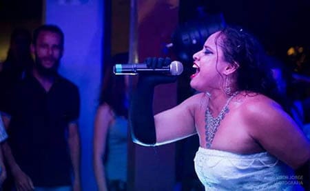 BOM DIA 3 MURAL - Camila Cabeça em um de seus momentos musicais nos palcos de Rio Branco.