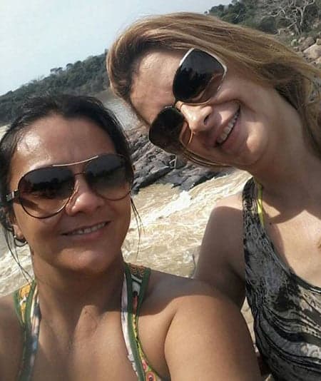 TOUR - Essa vem do facebook da empresária Gerusa Arruda (leia-se Arruda Collection) com a amiga Simone Nunes curtindo os balneários da região. Sol e alegria, salve!  