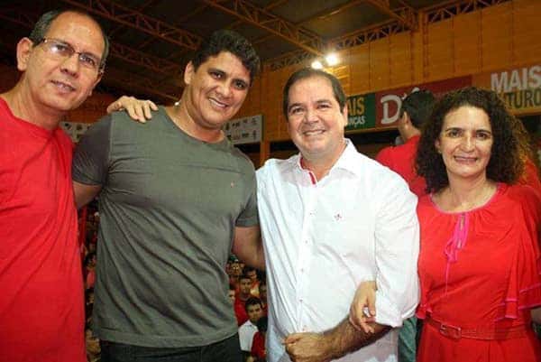 OLHEIRAS 5 MURAL VIP - Professor Elison sai pela primeira vez candidato a deputado estadual e em suas andanças pelo Estado defende ações voltadas para o esporte e lazer. Na foto, com governador Tião Viana, primeira-dama Marlúcia Cândida e Aníbal Diniz.