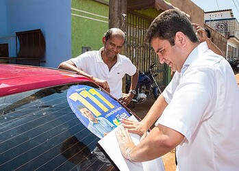 Gladson caminha no Calafate e se encontra com campanha, evangélicos e mototaxistas