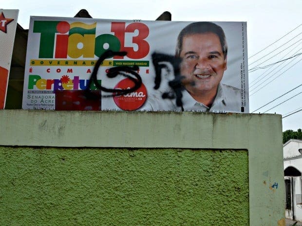 PT no Acre aciona Justiça por pichação em muros e placas da FPA