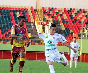 Polaco (à direita) é uma das apostas no meio-campo