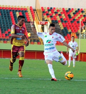 Polaco (à direita) é uma das apostas no meio-campo