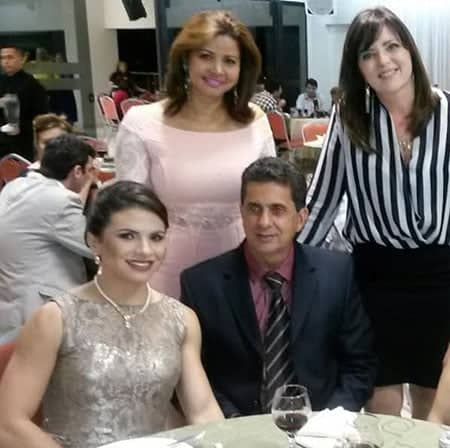 Leane Teles, Simone Felix e Debora Dantas com o presidente reeleito da Federação do Comércio Leandro Domingos no jantar de posse da nova diretoria.