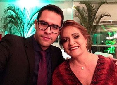 A elegância dos amigos  Ló e  Lucas Braga  nos salões do buffeta Afa Jardim. 