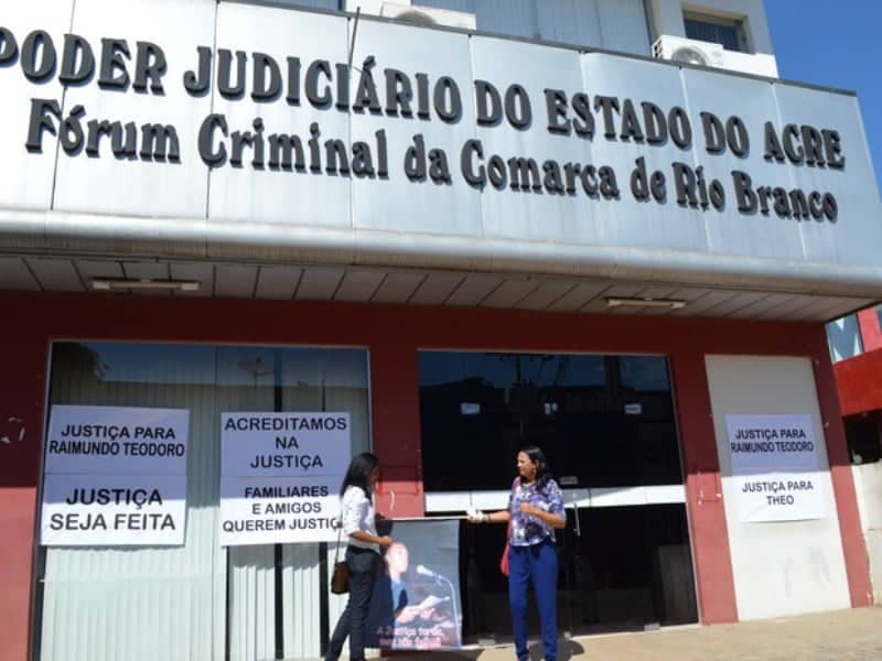 Familiares colaram cartazes de protesto em frente do Fórum Criminal 