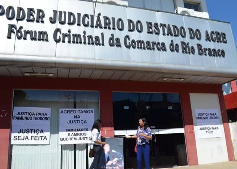 Familiares colaram cartazes de protesto em frente do Fórum Criminal