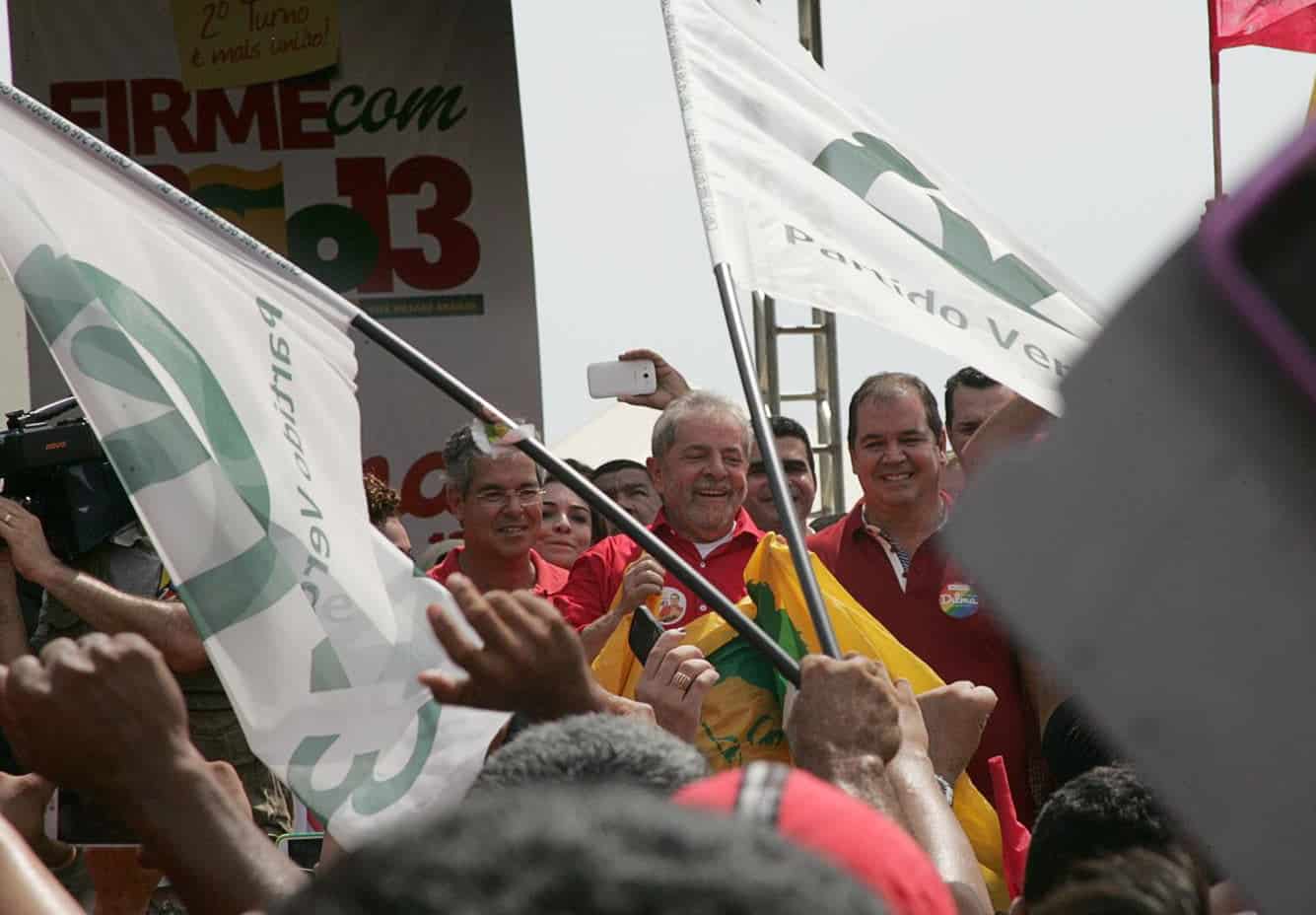Lula, o candidato à reeleição Tião Viana e o senador Jorge Viana recebem o carinho dos militantes na Gameleira