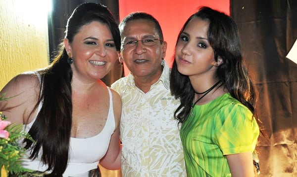 ANIVERSÁRIO - Empresária Jamiele Lima trocou de idade na última sexta-feira e foi surpreendida com uma festa preparada pelo marido Hélder Paiva e a filha Ianne. Parabéns querida, vida longa!