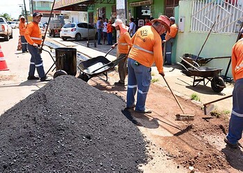 Homens da Emurb em reparos de ruas na Capital