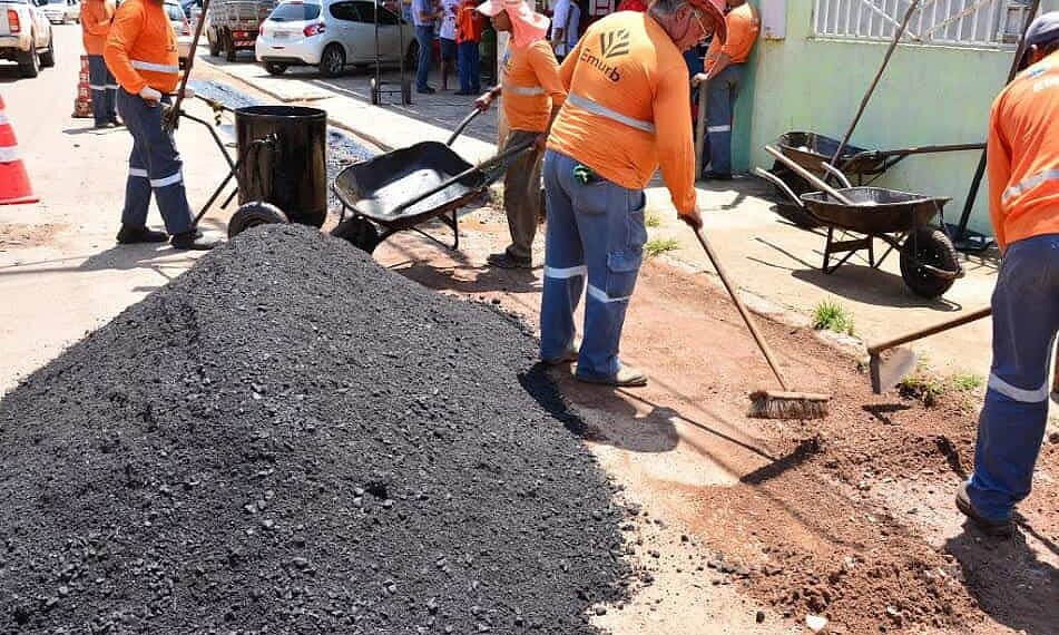 Homens da Emurb em reparos de ruas na Capital