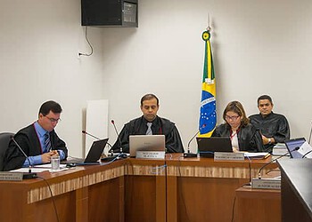 Juízes, desembargadores e membros do MPE durante a sessão