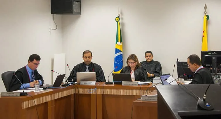 Juízes, desembargadores e membros do MPE durante a sessão