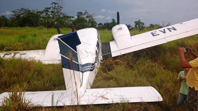 Aeronave teve um pneu estourado na aterrissagem