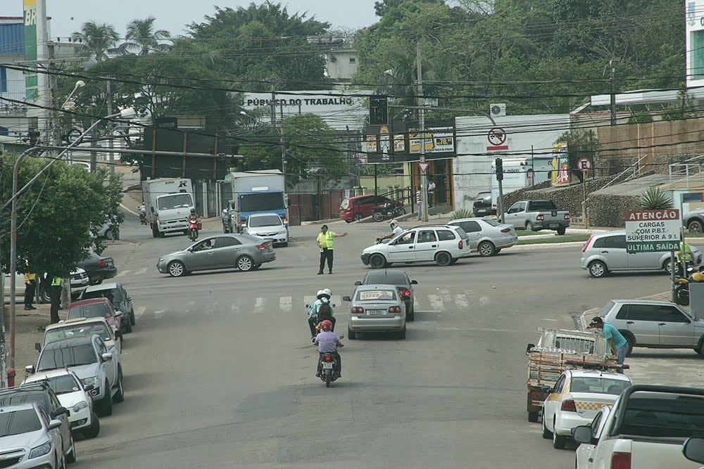Apagão deixa Rio Branco e outros seis municípios sem energia por quase três horas 1 Apagão causou transtorno no trânsito