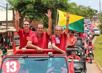Onda vermelha toma conta de Rio Branco em carreata com Tião Viana