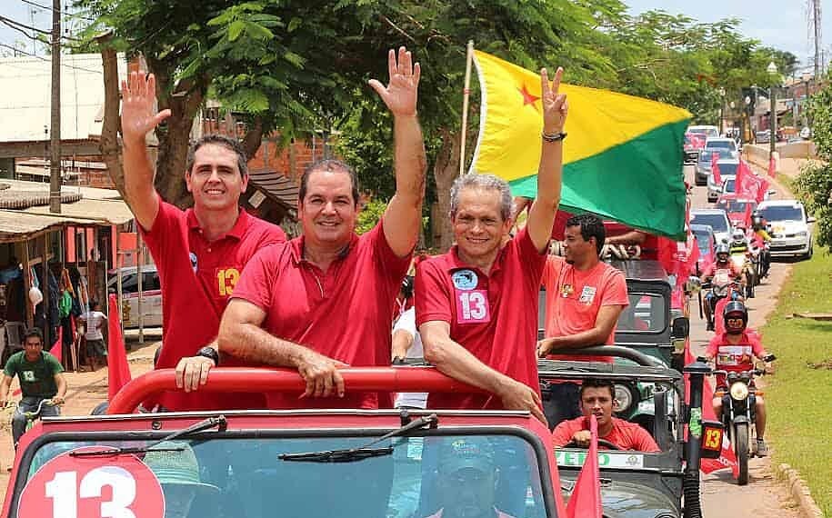 Onda vermelha toma conta de Rio Branco em carreata com Tião Viana