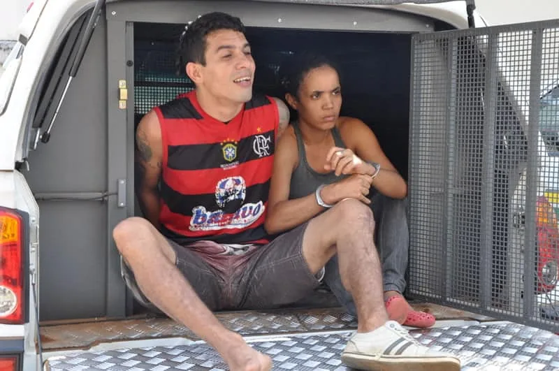 Casal embriagado é preso no Terminal Urbano após ameaçar passageiros