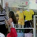 Mãe e filha pesquisam preços em loja especializada em moda jovem, ontem