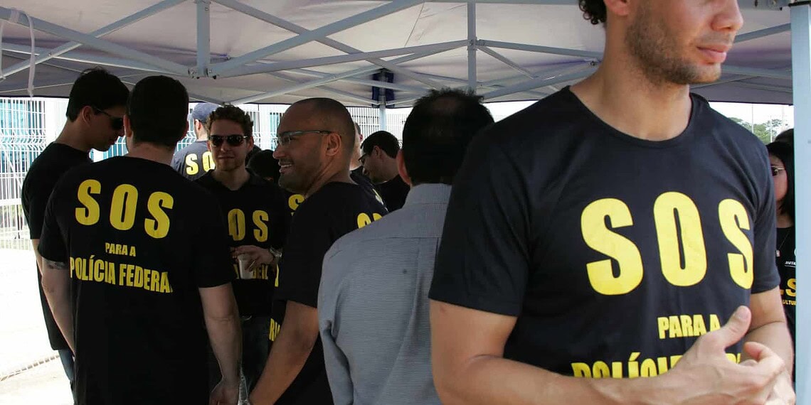 Agentes se sentem desprestigiados e param na terça