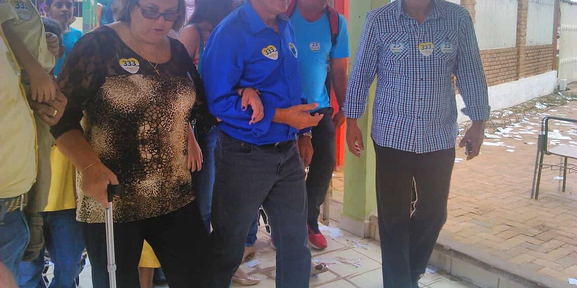 Bocalon acompanhado da esposa e netas vota na Baixada da Sobral