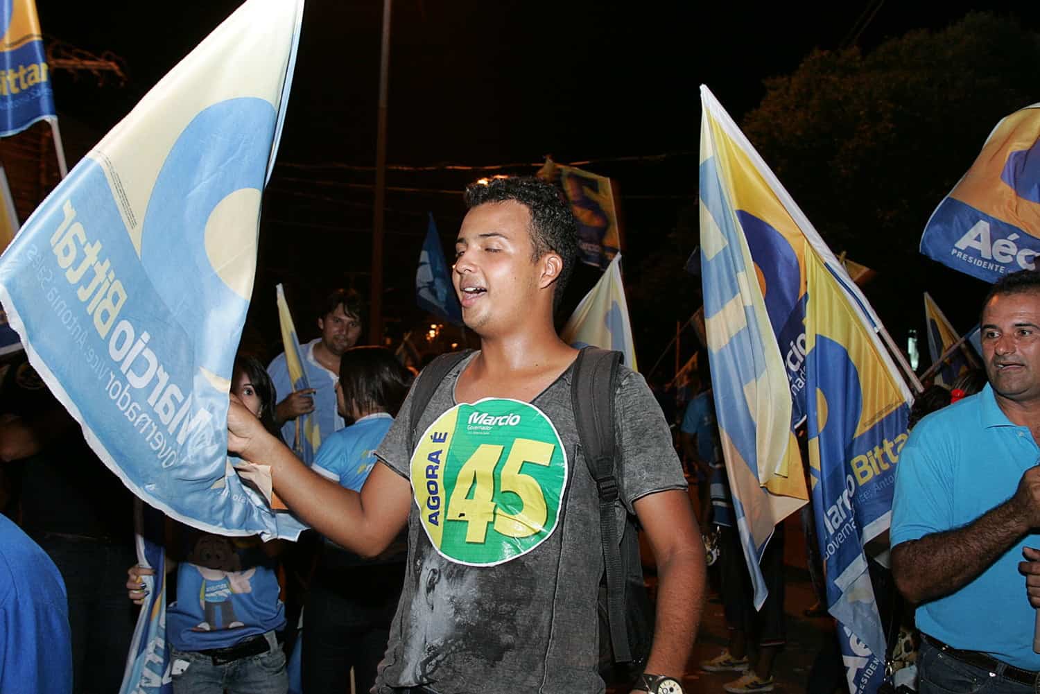 Militantes torcendo pelos seus candidatos na frente da TV Gazeta