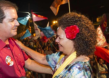 Sena Madureira confirma apoio a Tião e Perpétua durante comício