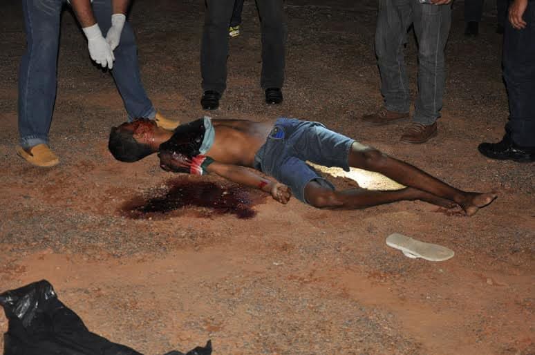 Vítima tentou fugir, mas foi encurralada pelos criminosos em um estacionamento