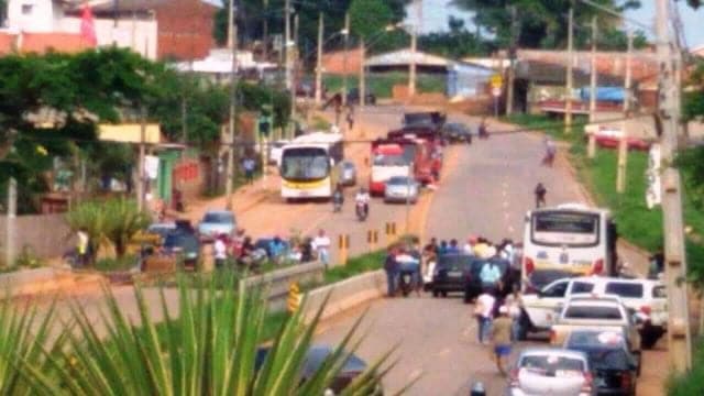 Veículos foram impedidos de passar ontem de manhã