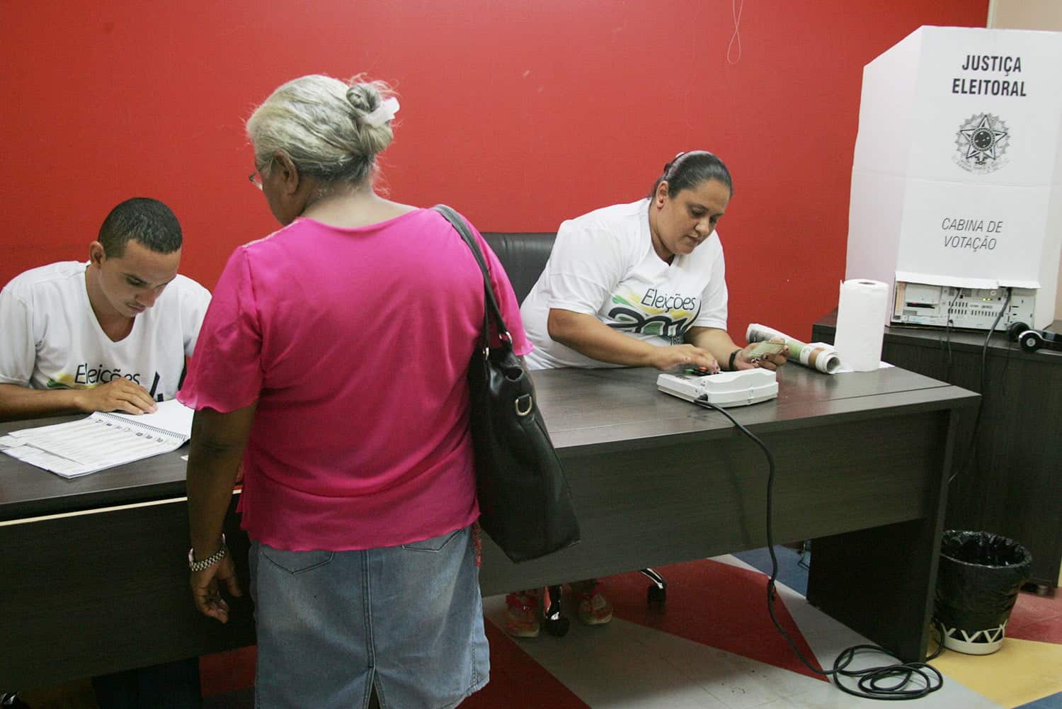 Eleitor que não votou no domingo terá de pagar multa