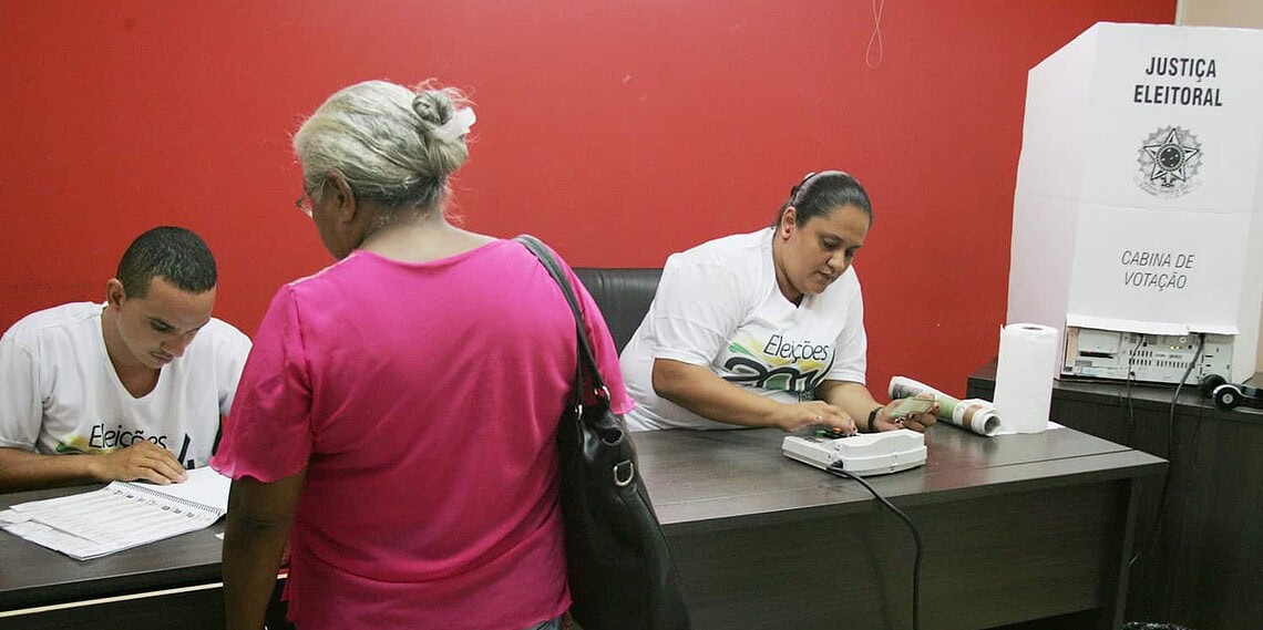 Quem não votou precisa justificar nos próximos 60 dias, alerta TSE 1 Eleitor que não votou no domingo terá de pagar multa