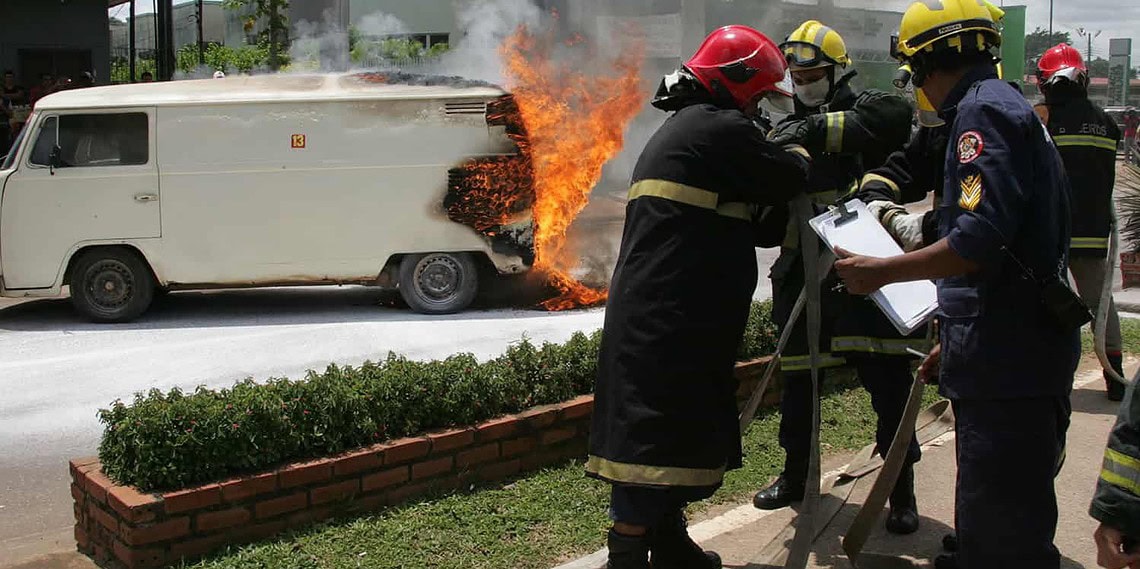 Carro incendeia ao abastecer em posto de combustível no Segundo Distrito
