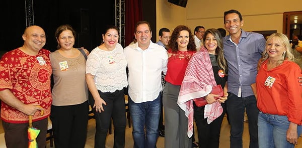 Governador Tião Viana com a primeira-dama Marlúcia Cândida recebendo o apoio dos colunistas  Vagno di Paula, Ivete Martinello, Roberta Lima, Jackie Pinheiro, Luiz Theo-doro e a restauranteur Socorro Moreira Jorge no encontro de adesão  da Maison Borges.