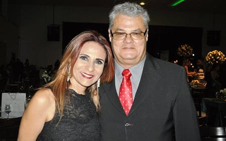 BAILE DAS ESMERALDAS - Presidente do SINDMED/AC, Murilo Batista, e a esposa Jaqueline Fecury, foram os anfitriões do evento em homenagem ao Dia do Médico, que aconteceu sábado passado, na Maison Borges. 