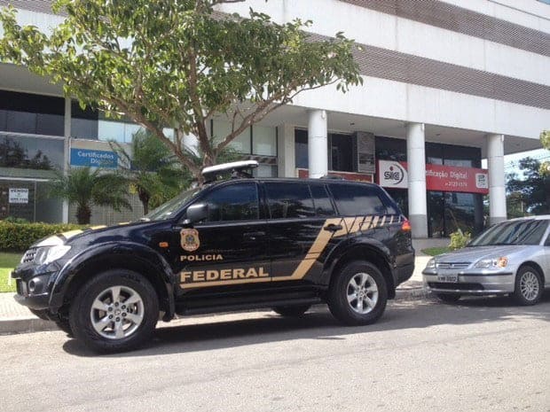 Polícia Federal cumpre mandados em endereços da Telexfree no ES 2 Carro da PF em frente a escritório da empresa ontem