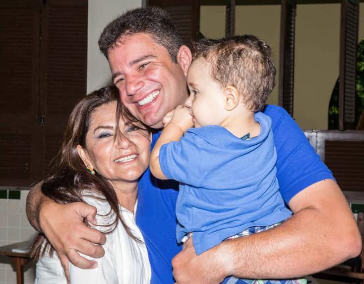 Gladson votou com filho e agora torce por Antonia Sales