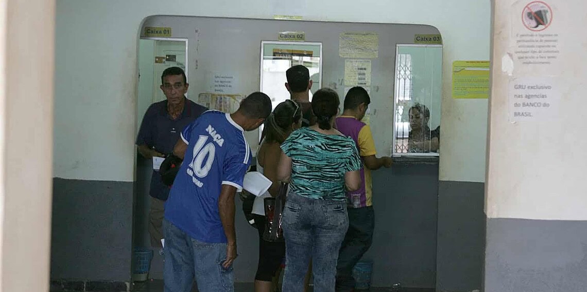 Governo define lotéricas e igrejas como atividades essenciais 1 Clientes em lotérica de Rio Branco: a melhor opção