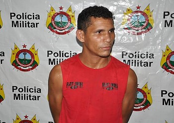 Homem é preso acusado de bater na esposa e ameaçá-la com uma foice