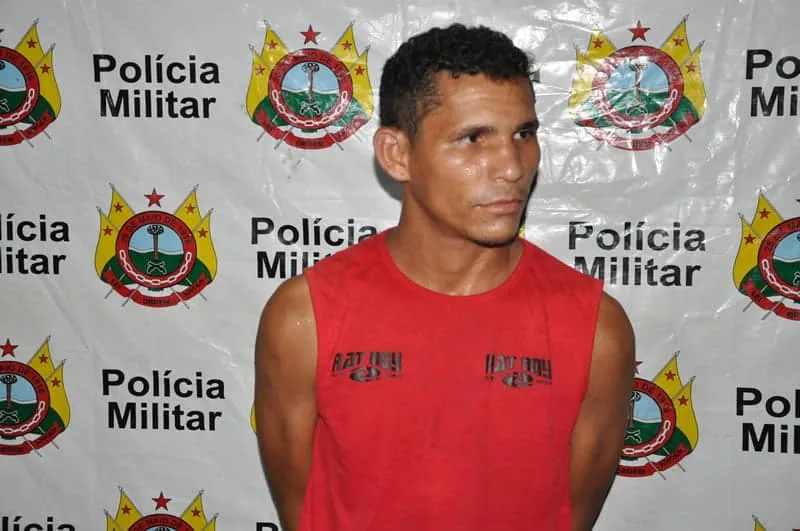 Homem é preso acusado de bater na esposa e ameaçá-la com uma foice