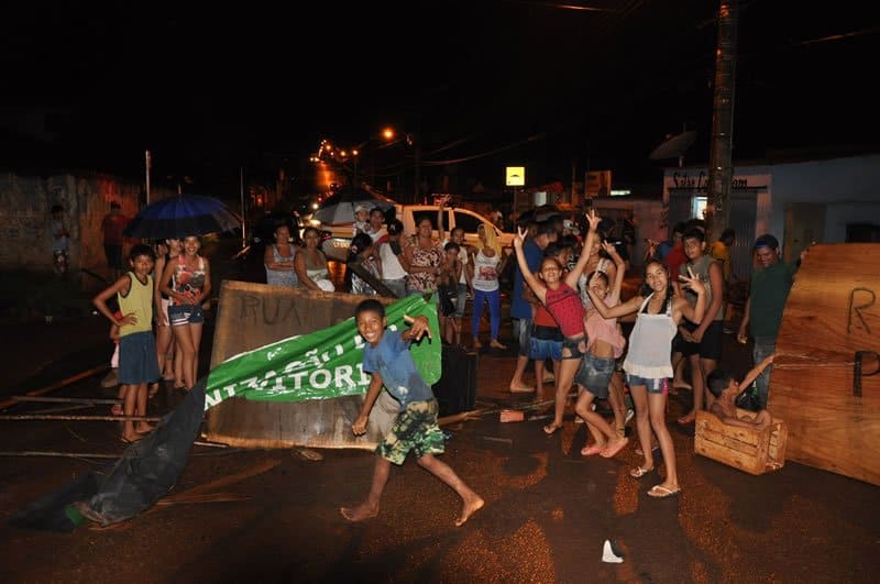 Moradores do bairro Vitória fecham rua Joaquim Macedo em protesto