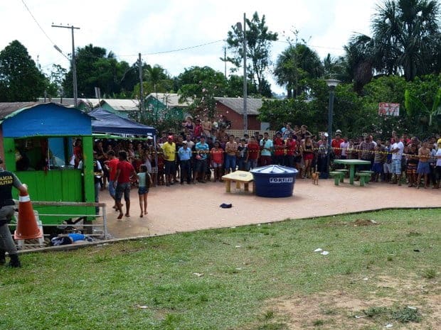 Populares observam corpo de rapaz assassinado 