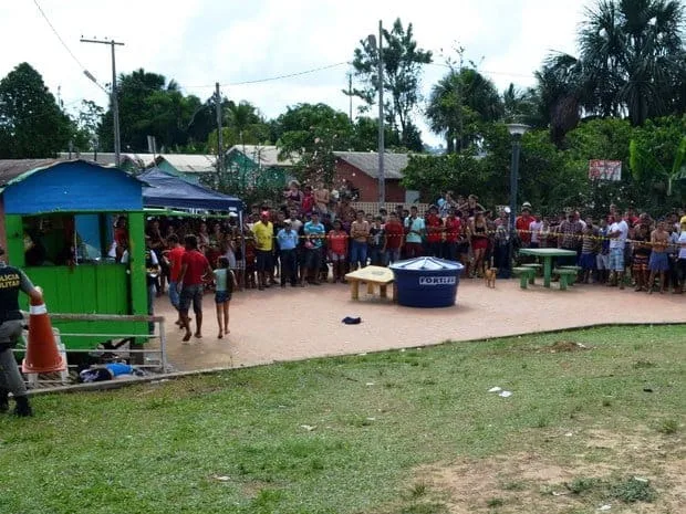 Populares observam corpo de rapaz assassinado
