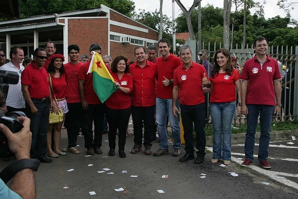 Após 1h40 na fila Tião Viana vota na Ufac