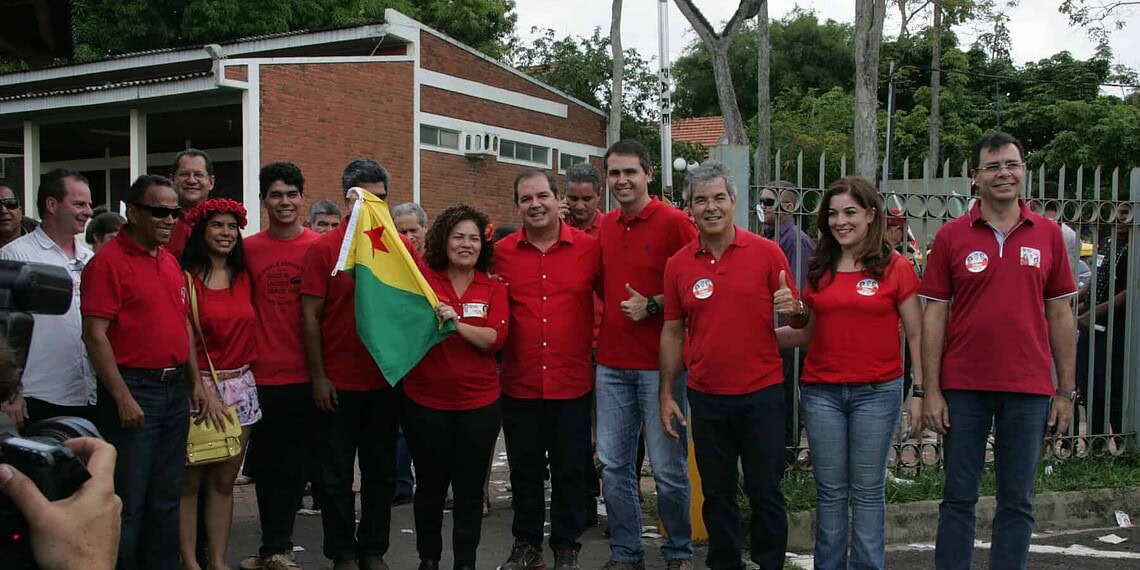 Após 1h40 na fila Tião Viana vota na Ufac