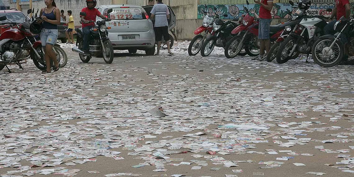 Eleitores ficam indignados com a quantidade de lixo nas ruas de Rio Branco