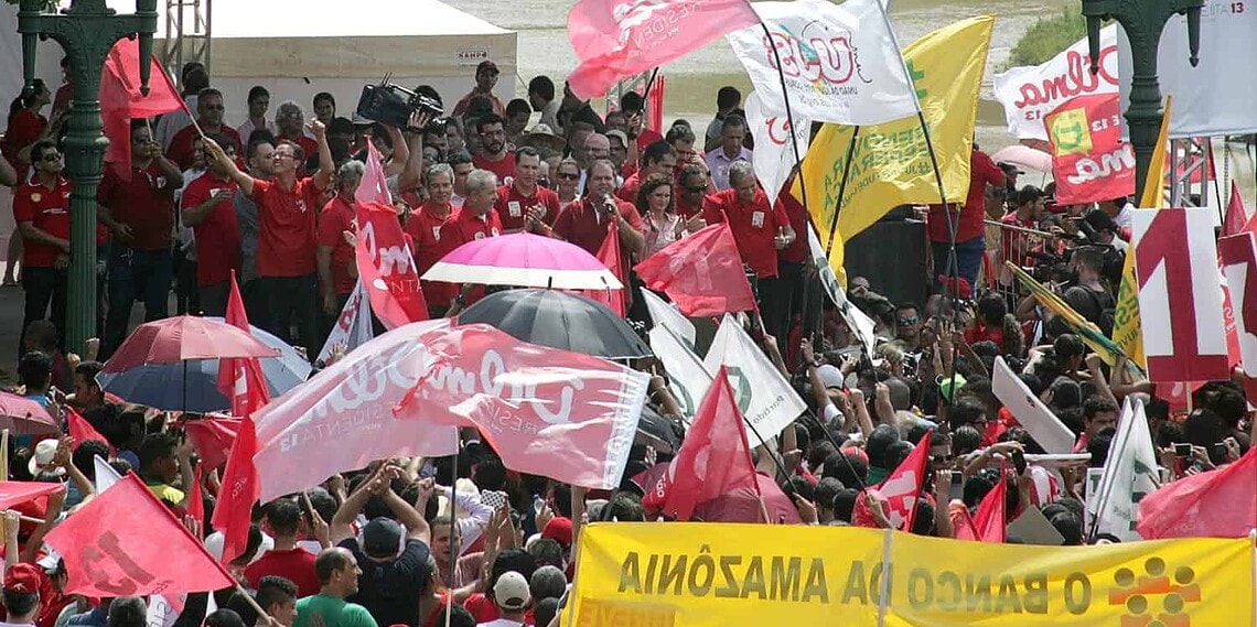 Lula chega ao Acre e é recepcionado por militância no aeroporto Plácido de Castro