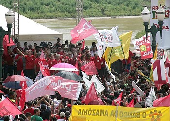 Lula chega ao Acre e é recepcionado por militância no aeroporto Plácido de Castro