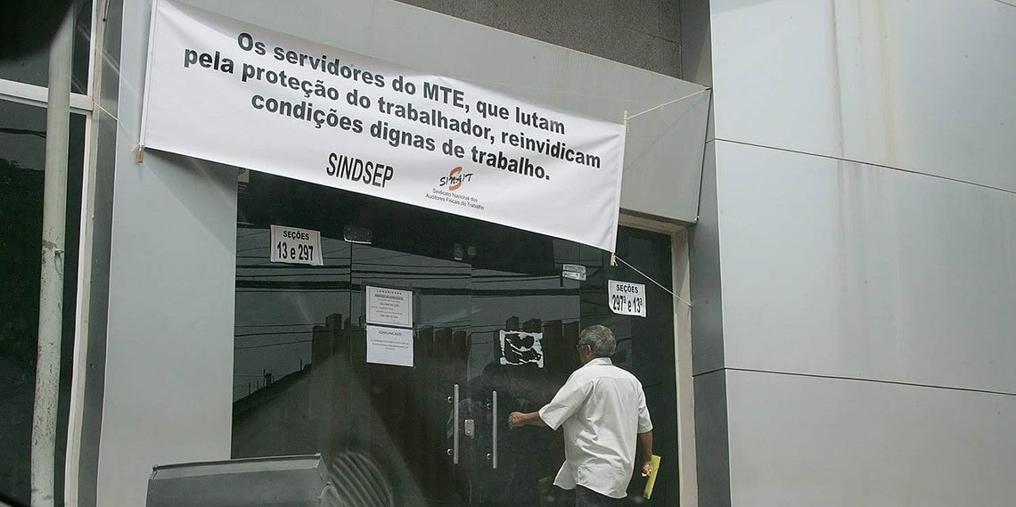 Servidores federais realizam manifestação para reivindicar por melhores condições de trabalho