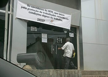 Servidores federais realizam manifestação para reivindicar por melhores condições de trabalho